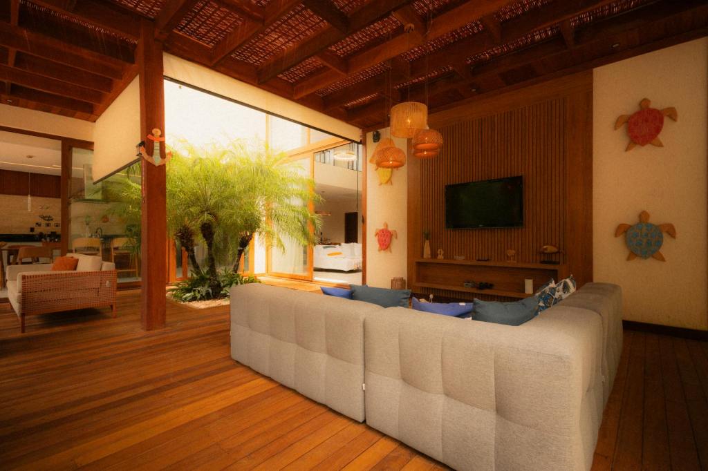 Why Wood Tones Are Back in Style: A Design Trend